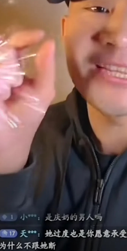 这个古柯很精明啊
这几天刘晓庆的热度很高
他在直播间里更来劲儿了
有网友在他直播