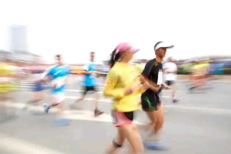 媒体：跑赢马拉松不是裹胁同事理由 媒体：跑赢马拉松并非裹挟同事的理由
近日，“最