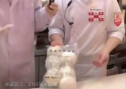 胖东来的馒头一块钱一个，西贝的馒头21块钱一个，有差别吗？
胖东来馒头保质期写的