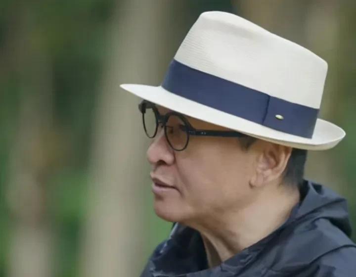周杰说，在公众场合抽烟的人没有错，即使你被影响了，你也没权利制止他抽烟，你只有提