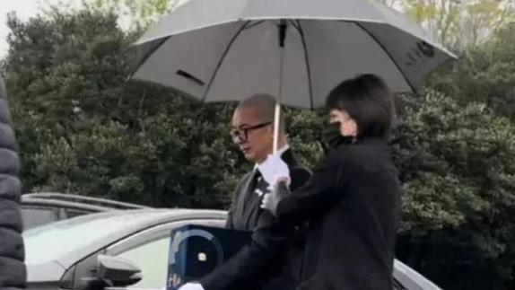 S家又惹争议！独家跟拍媒体屡提汪小菲缺席，遭网友痛批居心不良