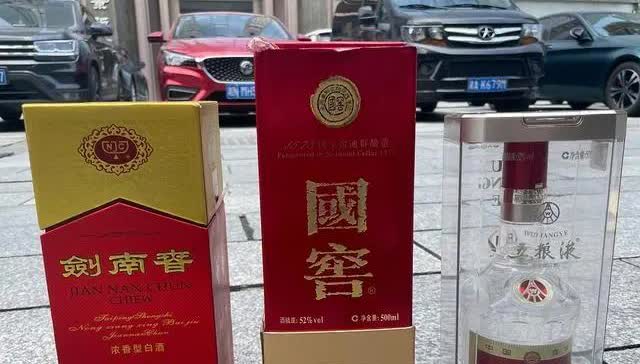 “卖假货还有理了”？湖南长沙，男子去饭店吃饭，花2600多点了三瓶白酒，结果发现