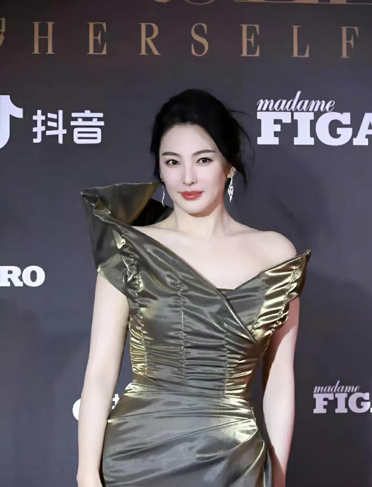 张雨绮费加罗之夜，金属质感长裙尽显大气高贵，光芒四射
