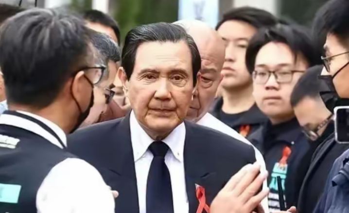 

国民党突然来了个惊天大反转！很多人都以为罗智强是马英九派出来狙击郑丽文的“杀