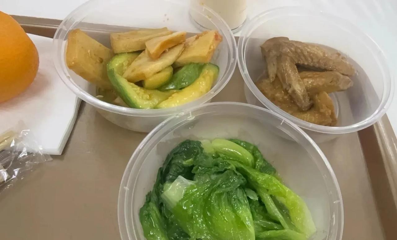 #记录我的一日三餐#鸡翅，西葫鱼粄，青菜另加一个橙，是不是很养生？