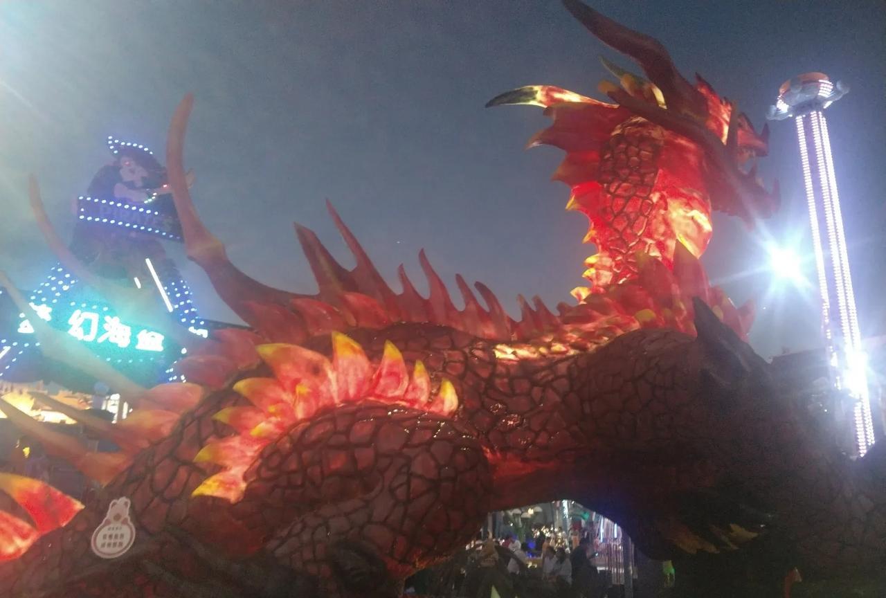 #分享城市新鲜事#
值得一逛的不夜城。