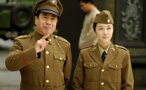 一天晚上，张宗昌把剥光衣服的女子，推到烧得滚烫的炕上，女子被烫得蹦起三尺高，口中