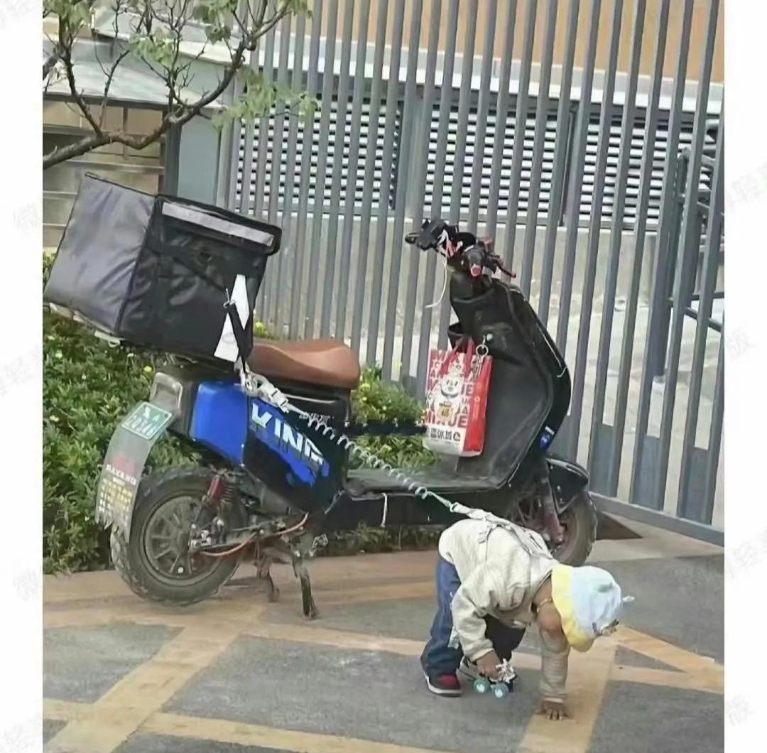小时候都被这么栓过，双职工家庭，不这么栓怎么办？