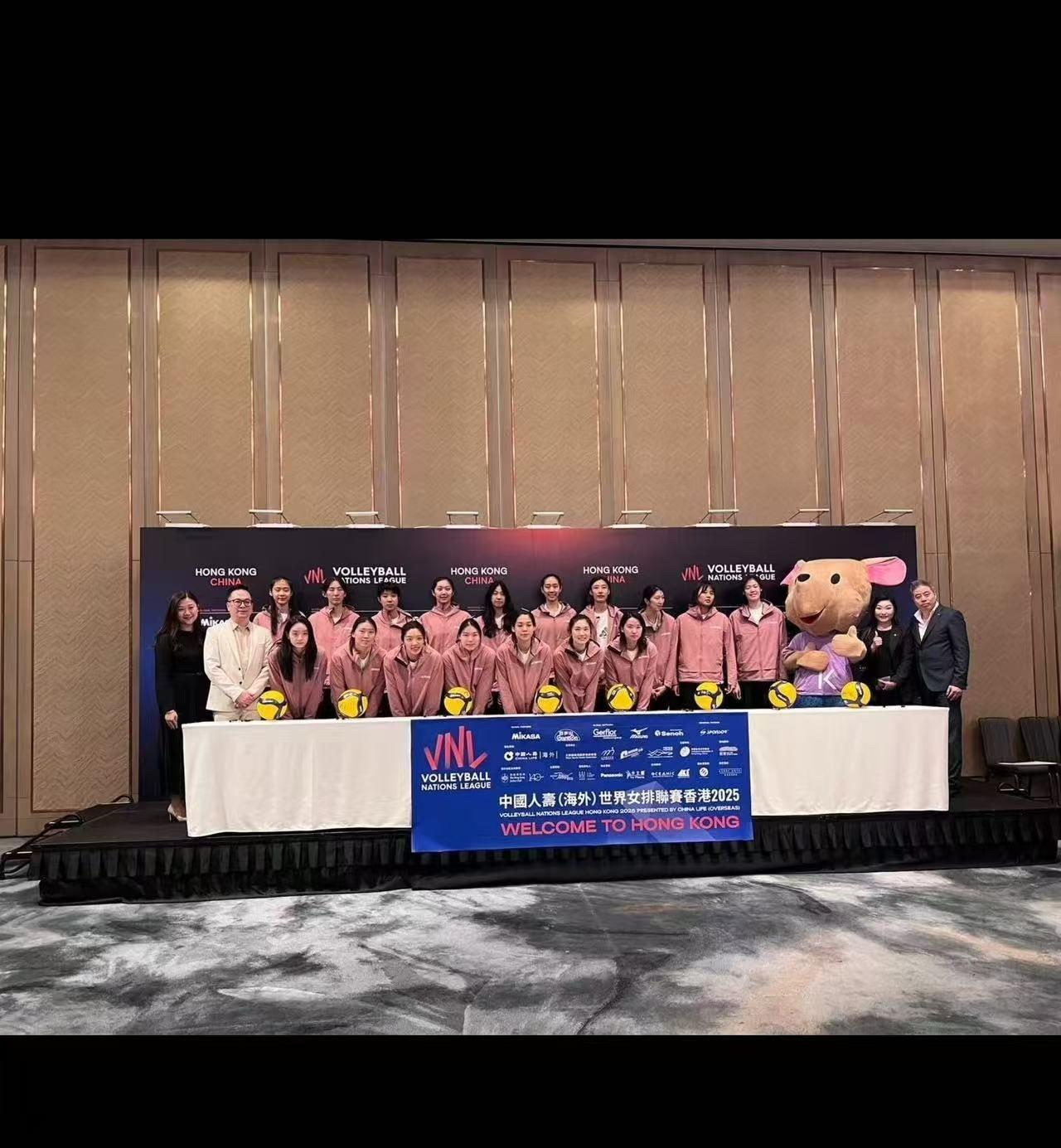 中国女排今日抵达香港，备战香港站的比赛，李莹莹也随队在内，中国女排香港站对手分别