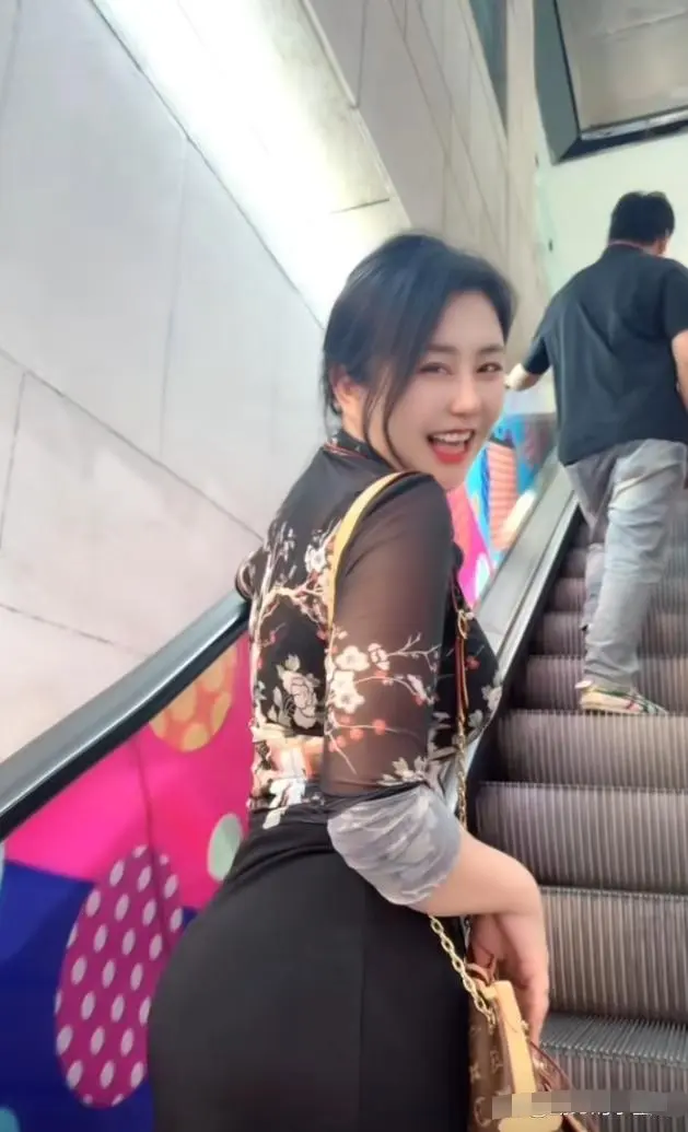 舅妈说给我买几件衣服！