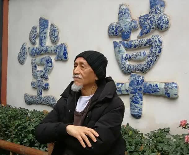 我给外公看了陈彼得的照片，
外公看完沉默了一会儿，
突然给我说，  这老人家