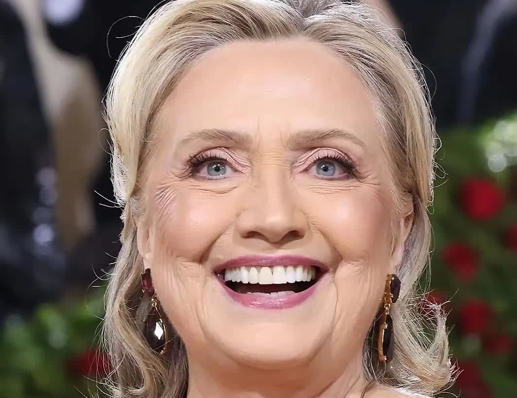 希拉里这位特朗普曾经的竞争对手说句话，特朗普假意谦逊

希拉里·克林顿说，乌