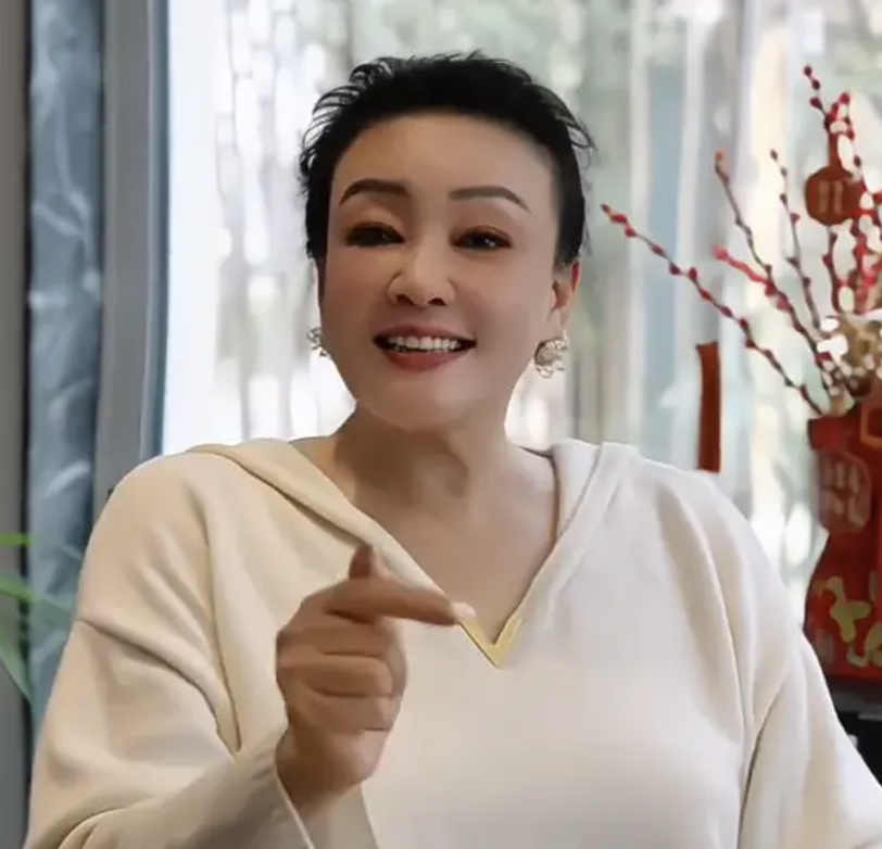 张兰牵孙逛公园迎新生活 汪小菲婚礼将近状态好