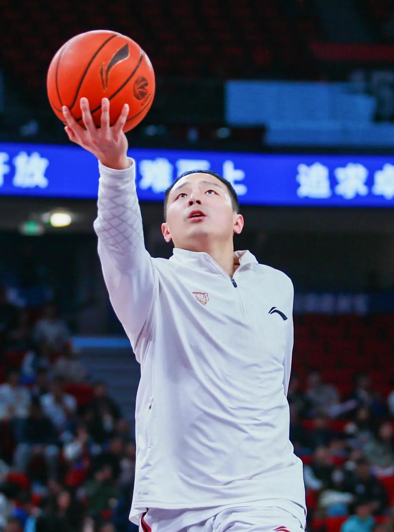青岛给王奕博三年顶薪，青岛为什么不先签后换呢？
王奕博今年26岁，有速度和控球能