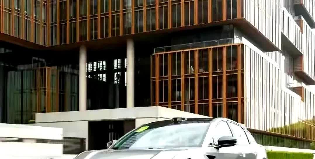 买车不纠结，记住这口诀：

1、要面子：买宝马

2、随大流：买比亚迪
