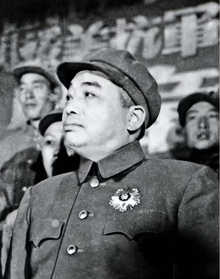 1949年彭德怀大笑走进会场，忽然怒吼：快把那个“猪头”给我搬走！
那年底的兰州