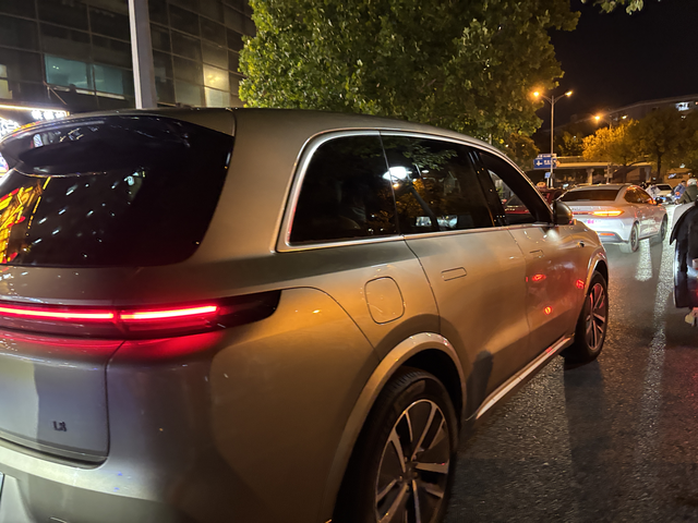 理想l8两天租车体验
分享一下感受：
1.车子比较大开出去顾虑不好开，但因为车身
