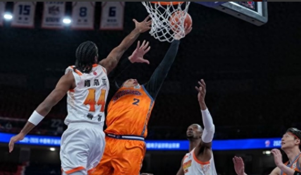 CBA新赛季第六轮一场比赛中，上海久事男篮主场迎战江苏肯帝亚队，最终以84比68