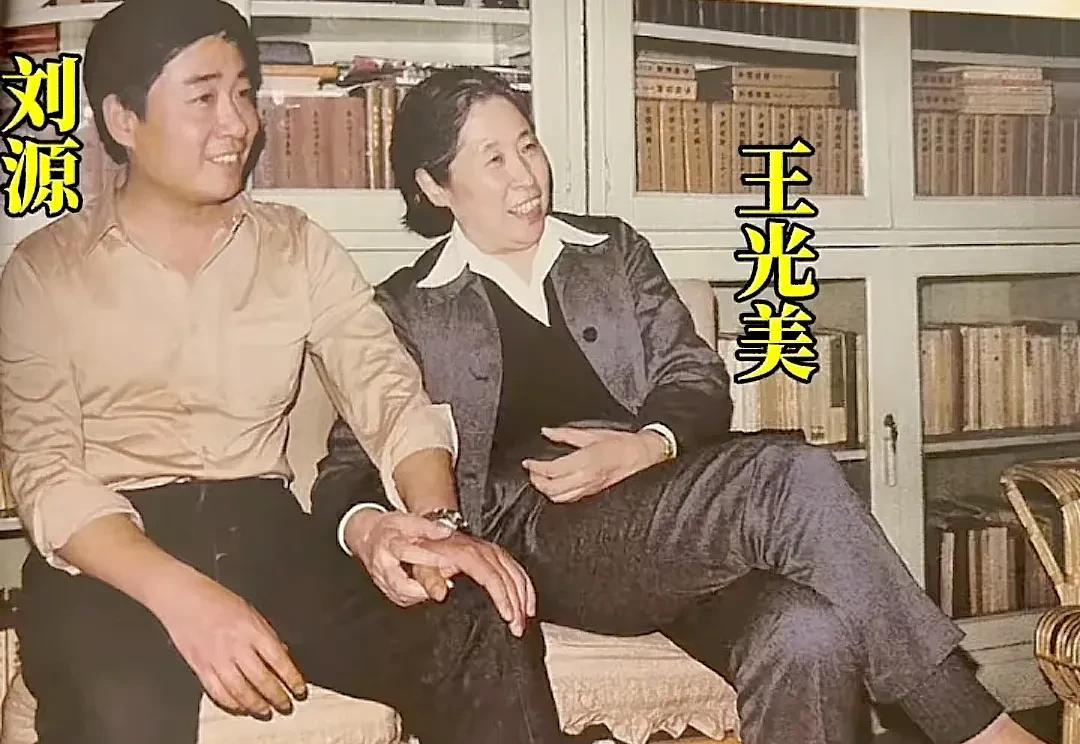 1982年，王光美和儿子在家中留下了这张珍贵合影照片。母亲拉着儿子的手，靠在儿子