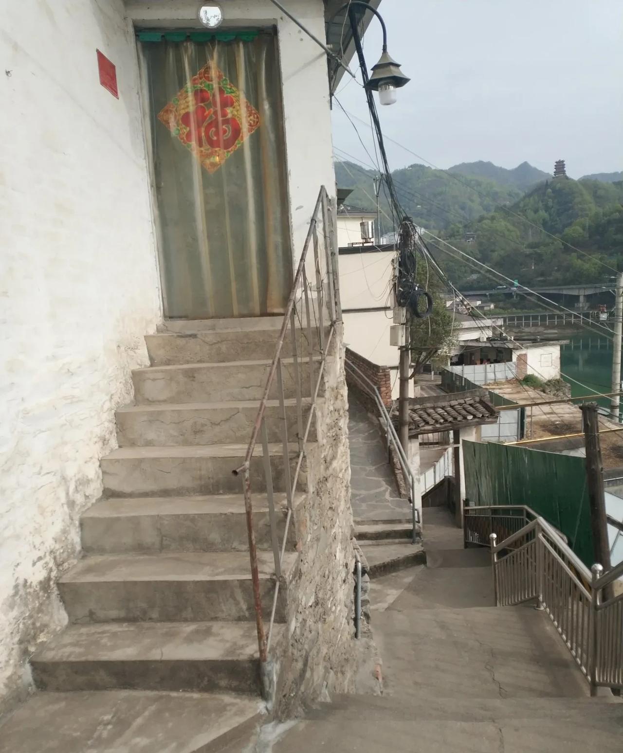 《紫阳城石巷行吟》
紫阳城的石板路是活的。青苔在砖缝里洇出苍绿的掌纹，雨后的水洼