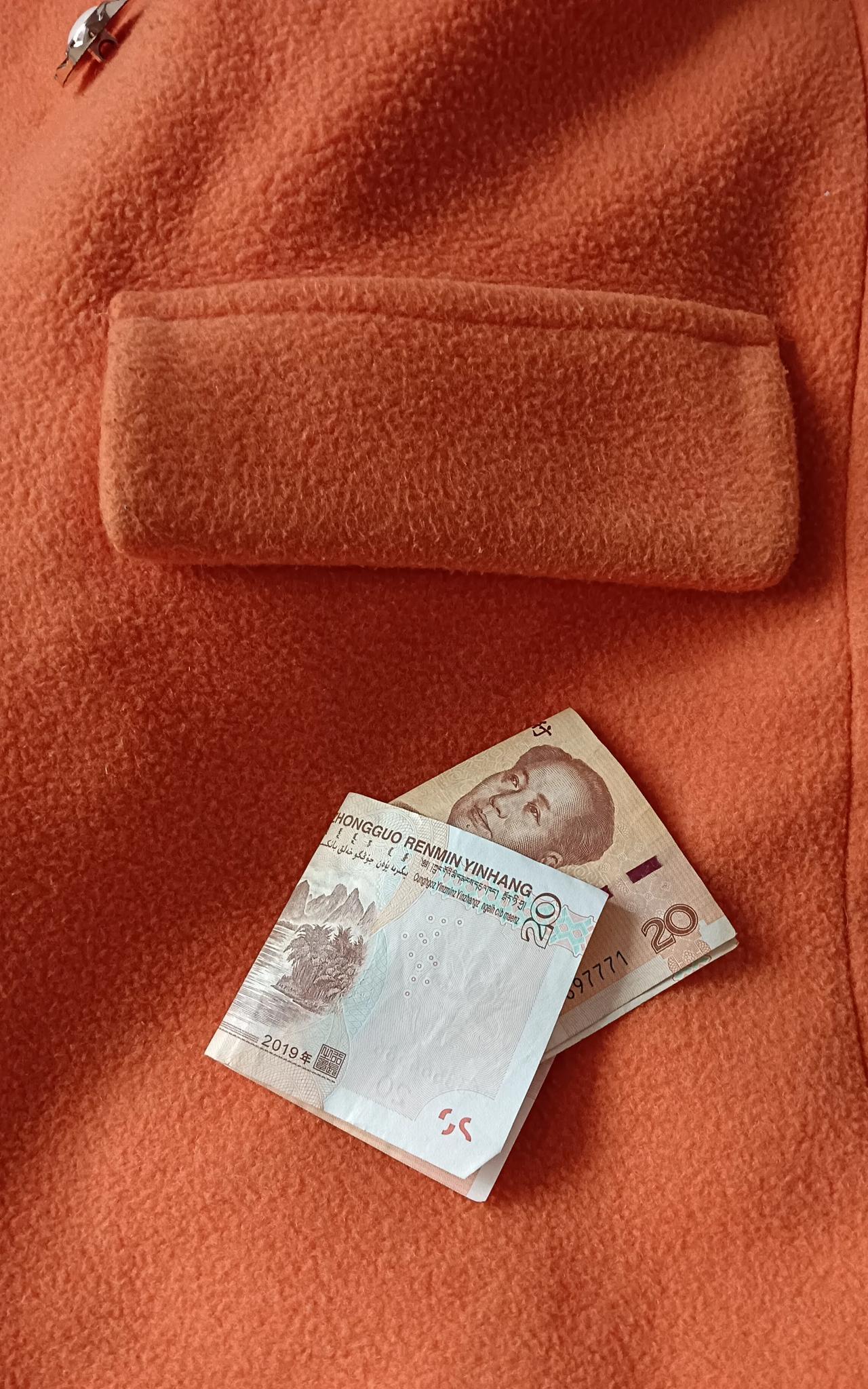 今年夏天我想懒一些，直接盖被罩，不盖夏凉被了。
昨晚睡觉，南北两个窗户都开着对流