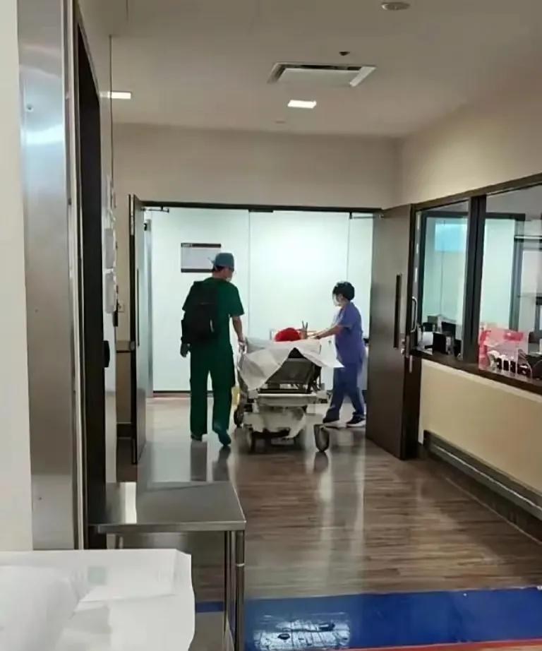 向太透露李连杰躺病床？
8月17日晒自拍调侃“返厂维修”，粉丝担心炸锅。向太透露