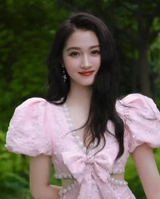 关晓彤新剧魔改:大女主沦为傻白甜，资本套路引原著粉不满