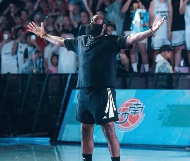 NBA快船球星哈登在社媒上发布了一条特别致谢中国球迷的动态，在中国就像在家一样