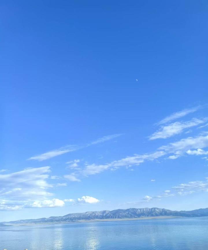 那山、那水；
那草，那木、那花；
那天，那云；
澄澈如镜，蓝天白云倒映其间，让人