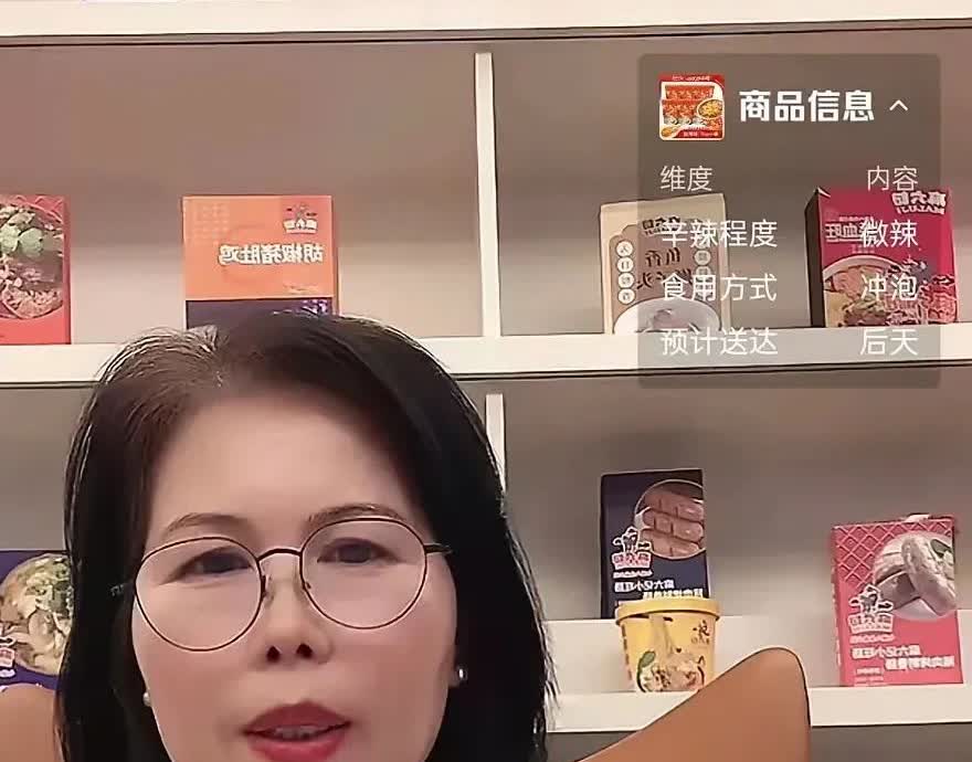 小杨阿姨这次直播真的是整活了，她一边说自己没去老板的婚礼，因为得在家照顾孩子，结
