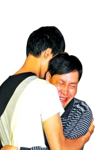 四年的大学生活结束了，15号儿子带着行李回来了。

他脸上挂着淡淡的忧愁，他说毕