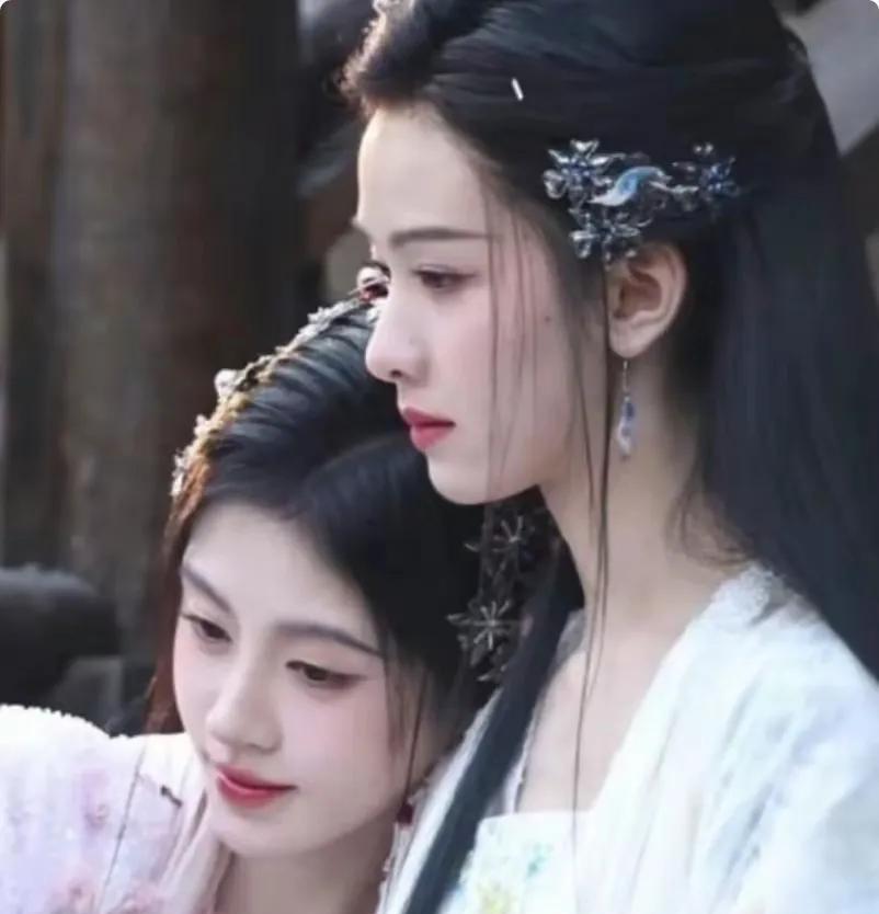 《思思娱乐》鞠婧祎出场惊艳四座，瓜子脸精致绝伦，弯月眉如诗如画，宛若从古装画中走