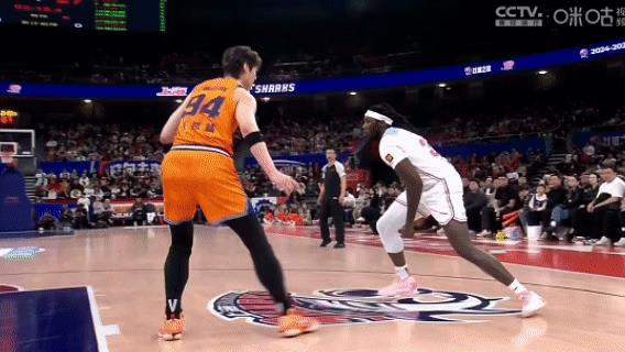 王哲林不愧是nba二轮秀，对位新疆大外援哈雷尔，占尽优势，前nba最佳第六人不过