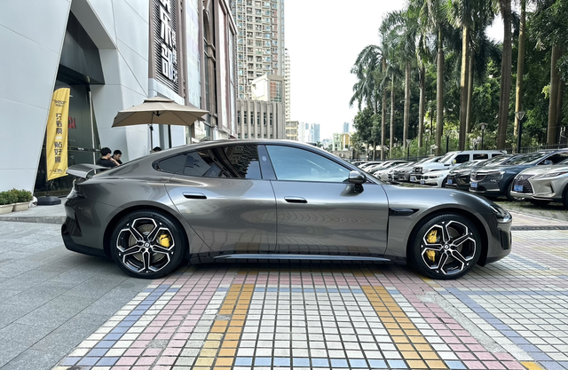 街头炫酷风
我的银灰色小米SU7
刚帮su7换了套马甲，还能认出来吗？