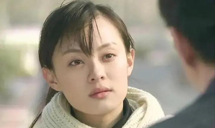 神化如镜花水月，虚幻易碎。孙俪箴言戳破造神泡沫：褪去光环，人性方显真实。过度推崇