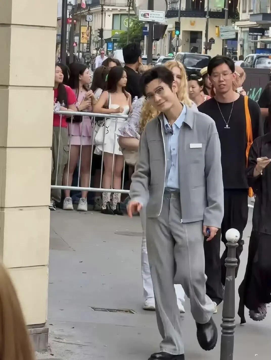 他的颜值我羡慕不来，但他的发量，我是真的羡慕。都这么多年过去，黄晓明也老了，但他