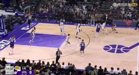 狂下快攻——这球看：詹姆斯心里全是数据！
防守时有他在永远是联防他蹲坑（图1），