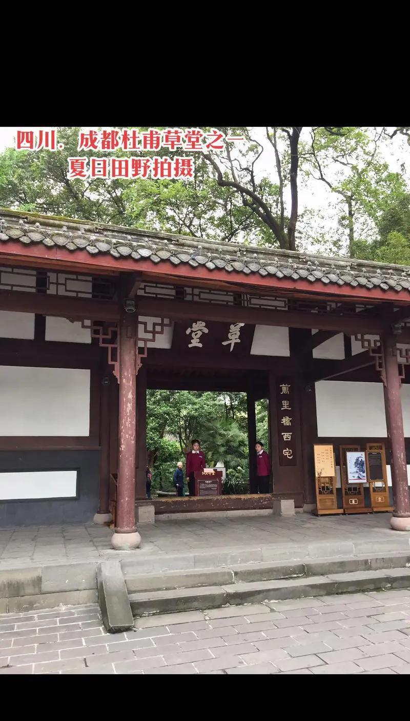 济南市民李女士在泉城路新草堂锅物料理充值2000元，打算消费时发现店门紧锁，被围