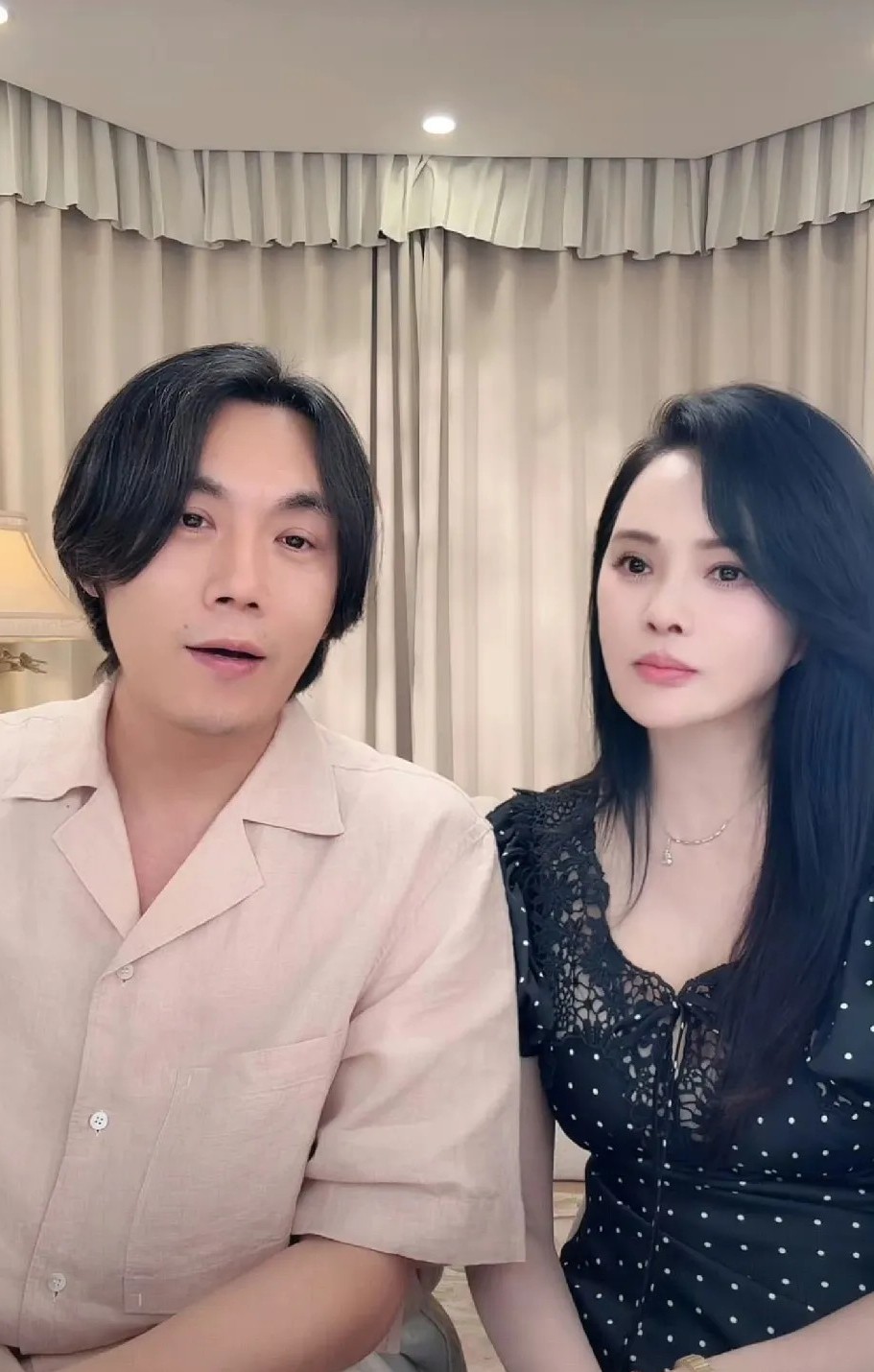56岁的伊能静，
居然还面若娇花，臀肌饱满，
她才是低调的不老女神吧？
那些单身