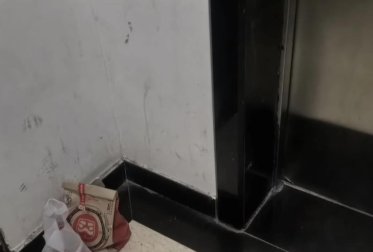 谁能告诉我，运动后如何拒绝美食诱惑？
跑步回来等电梯，一阵食物香气扑鼻而来，低头