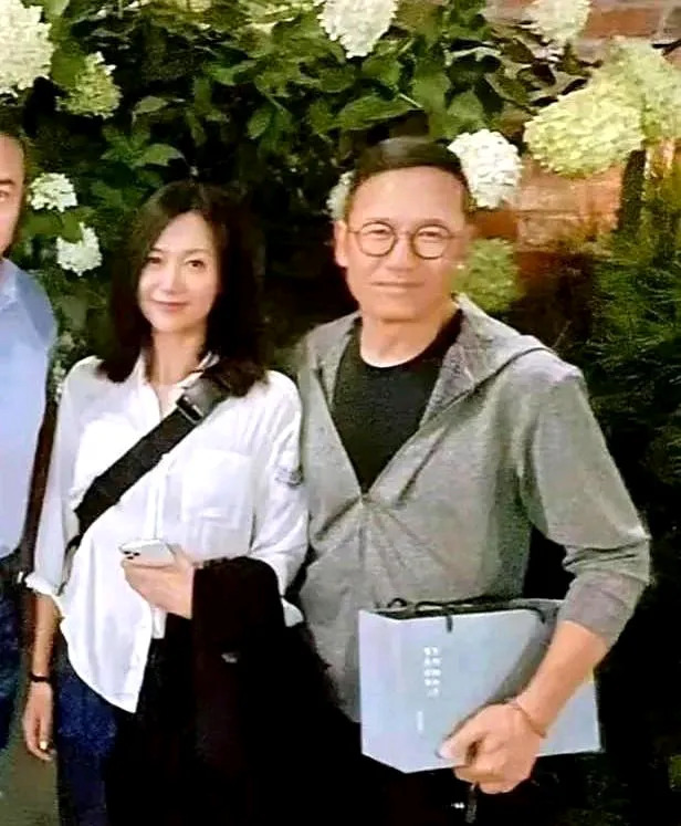 徐静蕾加拿大与友人聚餐











老徐，你最近在哪儿浪呢？消失了这么