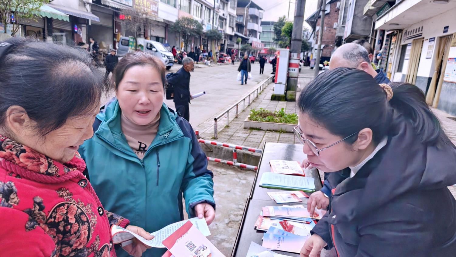 柳沟镇集市上的“法治课堂”：宪法宣传接地气 法律服务零距离