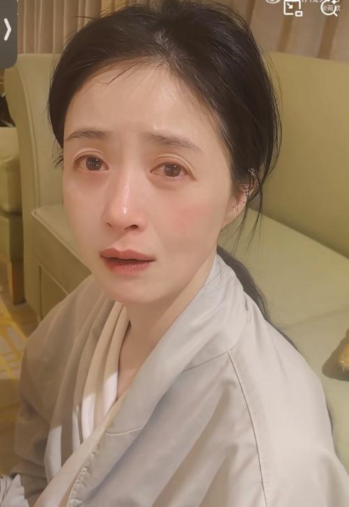蒋欣，深夜痛哭。
11月5日，42岁的蒋欣，冲上热搜，深夜不睡觉的她，喝了二两小