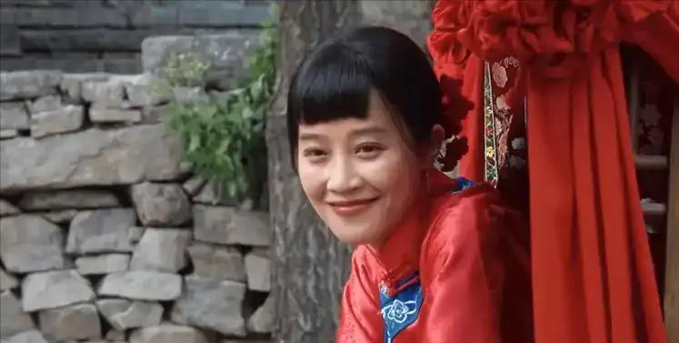 她被贫雇农用棍子活活捅死。《生万物》原著里银子死的最惨。
看到这个标题，可能很多