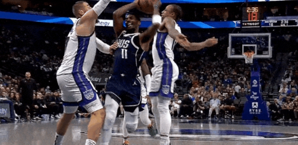 独行侠天塌了，凯里欧文膝盖反关节严重受伤，带伤罚完球被搀扶下场，浓眉、莱弗利、加