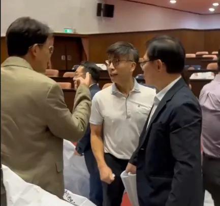黄国昌呛钟佳滨“性暴力犯”  屁股顶超恶心　邀对战
民众党团今早（18日）与民进