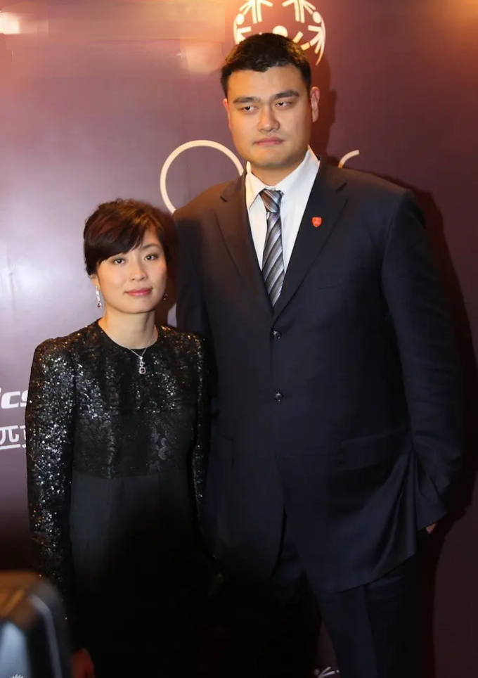 当年姚明和叶莉结婚，他兴高采烈地对众人说:“我一定要生5个孩子，组成一支篮球队！