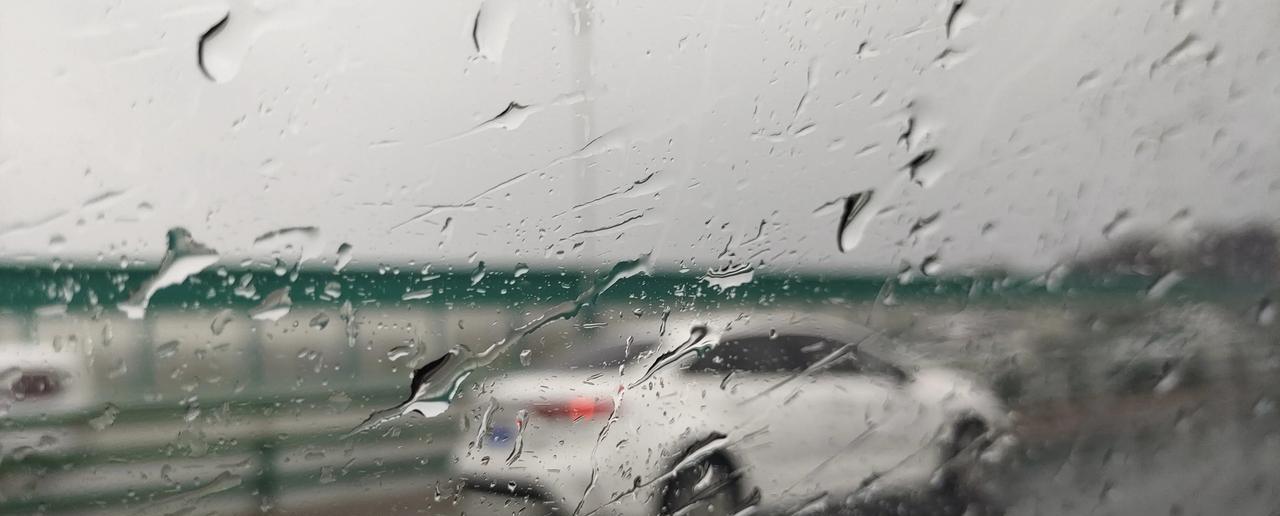 昨天的济南下了一整晚的雨。
今天早晨要外出干活，起床后看到外面仍在下雨，从昨晚开