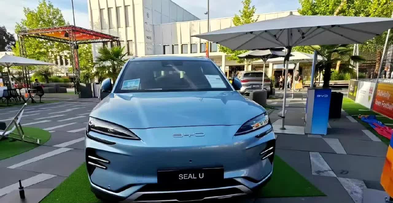 德国华人拍到的比亚迪宋ev，售价接近5万欧（40万人民币），而国内售价15万。她