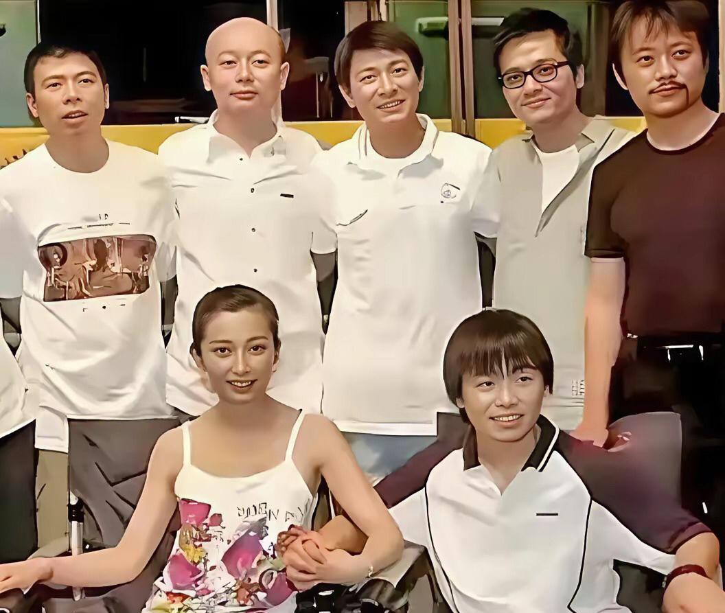 #看见人间百态#
八十年代，那个年代的明星导演合影。
前面是刘嘉玲和王宝强，后排